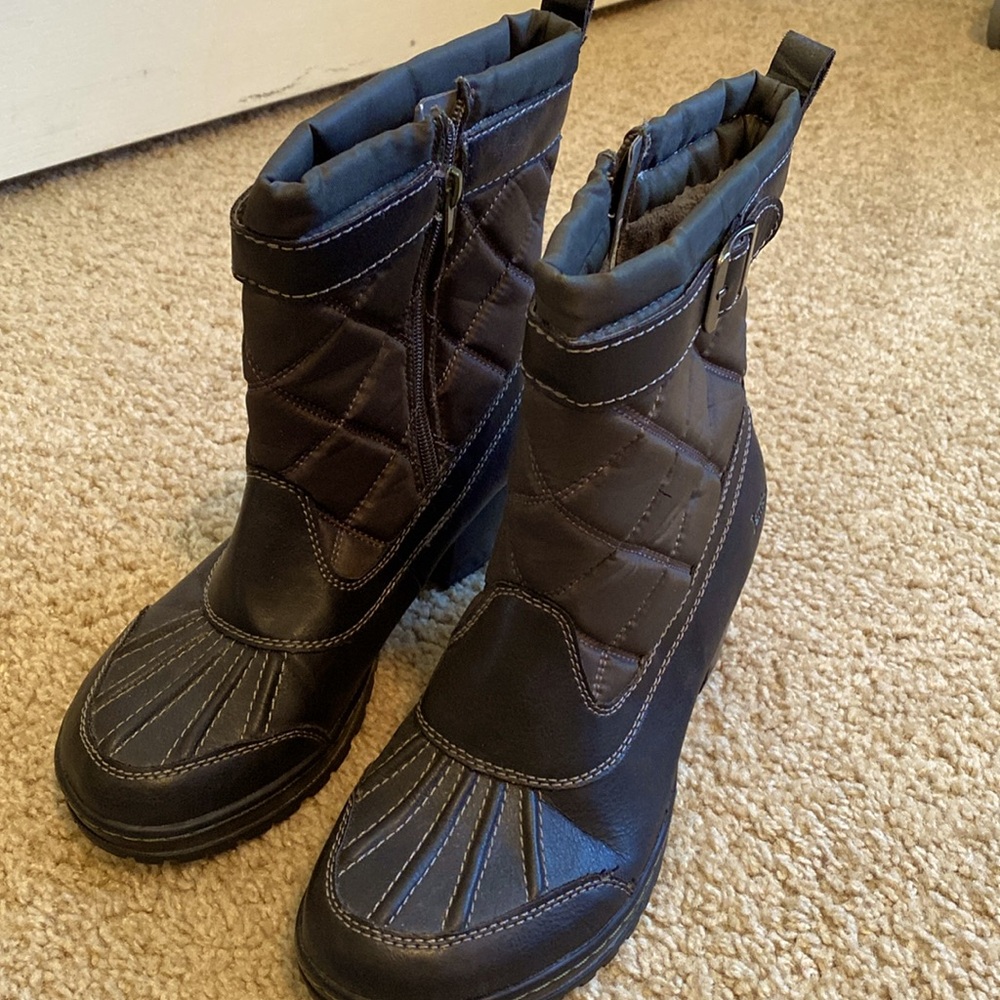 Jambu fleece lined duck boot. Olive green.